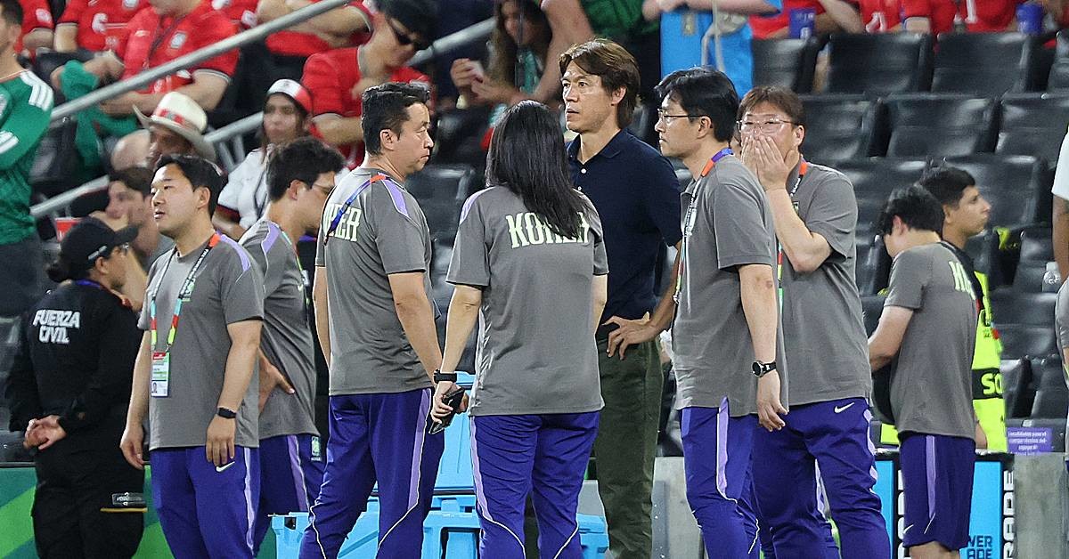 대한민국 축구국가대표팀 홍명보 감독이 24일(현지시간) 멕시코 몬테레이 스타디움에서 열린 2026 북중미 월드컵 A조 조별리그 3차전 대한민국과 남아프리카 공화국의 경기에서 0-1로 패한 뒤 아쉬워 하고 있다 / 뉴스1
