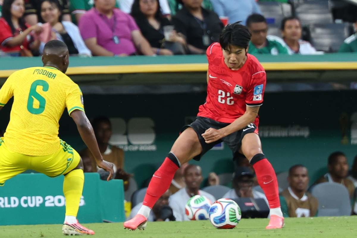 대한민국 축구국가대표팀 설영우가 25일 멕시코 몬테레이 스타디움에서 열린 2026 북중미 월드컵 A조 조별리그 3차전 대한민국과 남아프리카 공화국의 경기에서 볼다툼을 하고 있다. / 뉴스1