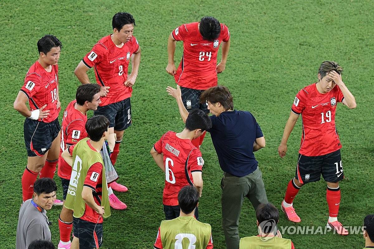 24일(현지시간) 멕시코 몬테레이 스타디움에서 열린 2026 북중미 월드컵 A조 3차전 한국과 남아프리카공화국의 경기. 홍명보 감독이 후반 하이드레이션 타임 때 전술을 지시하고 있다 / 연합뉴스