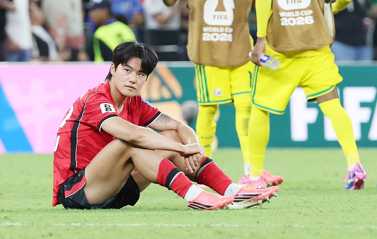 대한민국 축구대표팀 설영우가 25일(한국 시각) 2026 북중미 월드컵 남아공전에서 0-1로 패한 뒤 아쉬워하고 있다.     설영우는 이날 경기 뒤 공동취재구역(믹스트존)에서 취재진과 만났고 대한민국 축구대표팀 선수들의 분위기를 묻는 말에 '모든 선수가 다운돼 있는 건 사실'이라고 인정하면서도 '끝난 게 아니니까 일단 다음 경기를 한다는 마음으로 준비하자고 이야기했다'라고 말했다. 그러면서 '정신적으로, 육체적으로 회복을 잘해서 기다리겠다'라고 덧붙였다.    / 연합뉴스