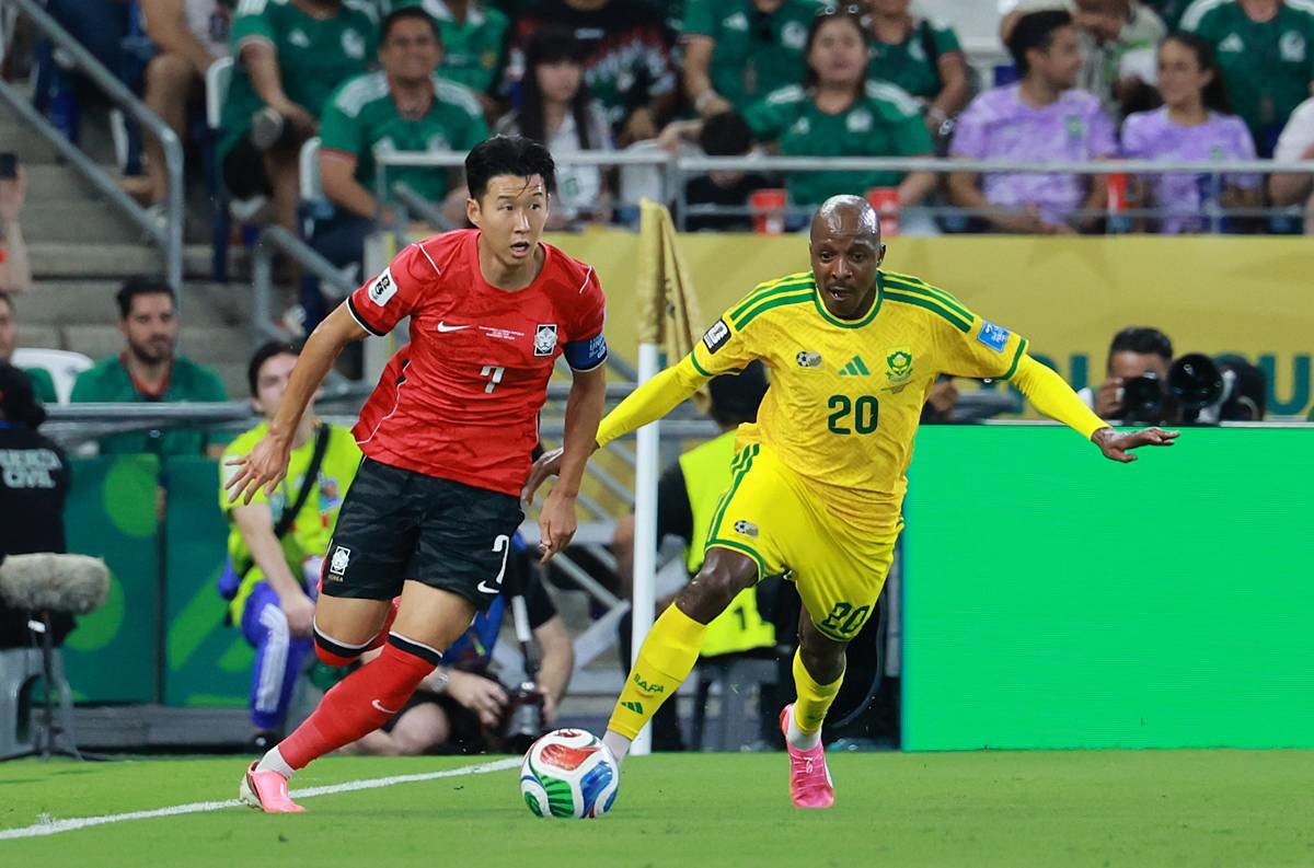 대한민국 축구국가대표팀 손흥민이 24일(현지시간) 멕시코 몬테레이 스타디움에서 열린 2026 북중미 월드컵 A조 조별리그 3차전 대한민국과 남아프리카 공화국의 경기에서 드리블을 하고 있다. 이날 경기는 대한민국이 남아공을 상대로 0-1로 패배했다 / 뉴스1