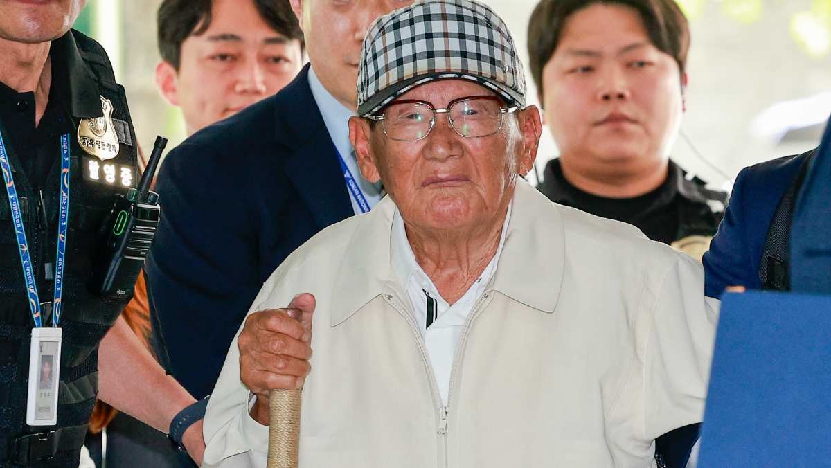 20대 대선과 22대 총선 전후로 신도 5만 명 이상을 국민의힘에 집단 입당시키도록 지시한 의혹을 받는 이만희 신천지예수교증거장막성전(신천지) 총회장이 지난 24일 오후 서울 서초구 중앙지방법원에서 열린 정당법 위반·업무방해 혐의 구속 전 피의자 심문(영장실질심사)에 출석하고 있다. / 뉴스1