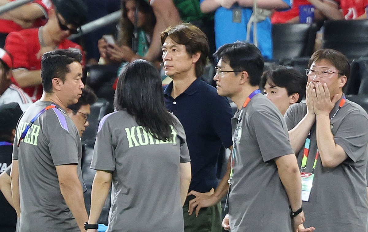 대한민국 축구국가대표팀 홍명보 감독이 멕시코 몬테레이 스타디움에서 열린 2026 북중미 월드컵 A조 조별리그 3차전 대한민국과 남아프리카 공화국의 경기에서 0-1로 패한 뒤 아쉬워 하고 있는 모습 / 뉴스1