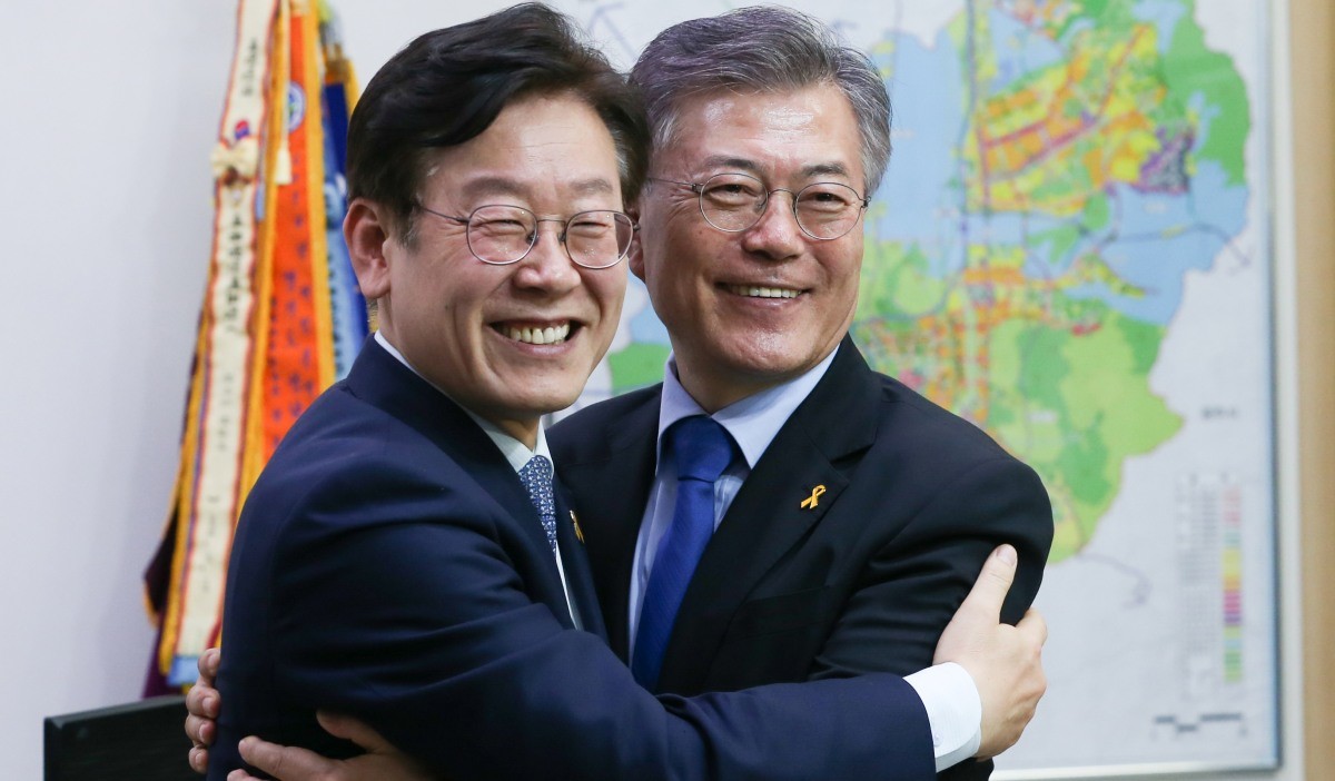 이재명 대통령(왼)과 문재인 전 대통령(오). / 뉴스1 DB
