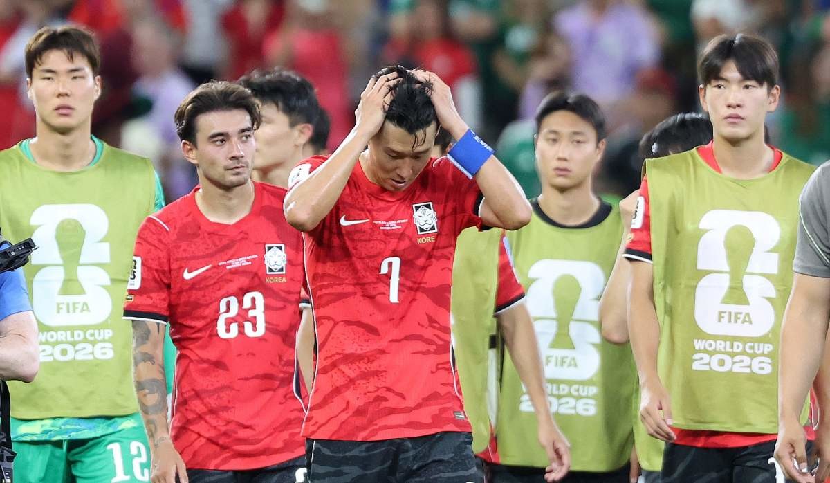 대한민국 축구대표팀 주장 손흥민이 남아프리카공화국전 패배 직후 무거운 심경을 털어놨다. / 뉴스1