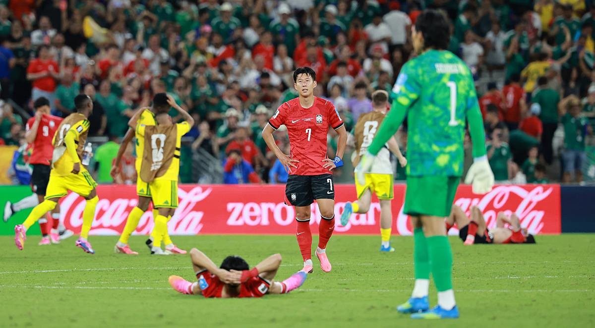 대한민국 축구국가대표팀 손흥민을 비롯한 선수들이 24일(현지시간) 멕시코 몬테레이 스타디움에서 열린 2026 북중미 월드컵 A조 조별리그 3차전 대한민국과 남아프리카 공화국의 경기에서 0대 1로 패배한 후 아쉬워하고 있다 / 뉴스1