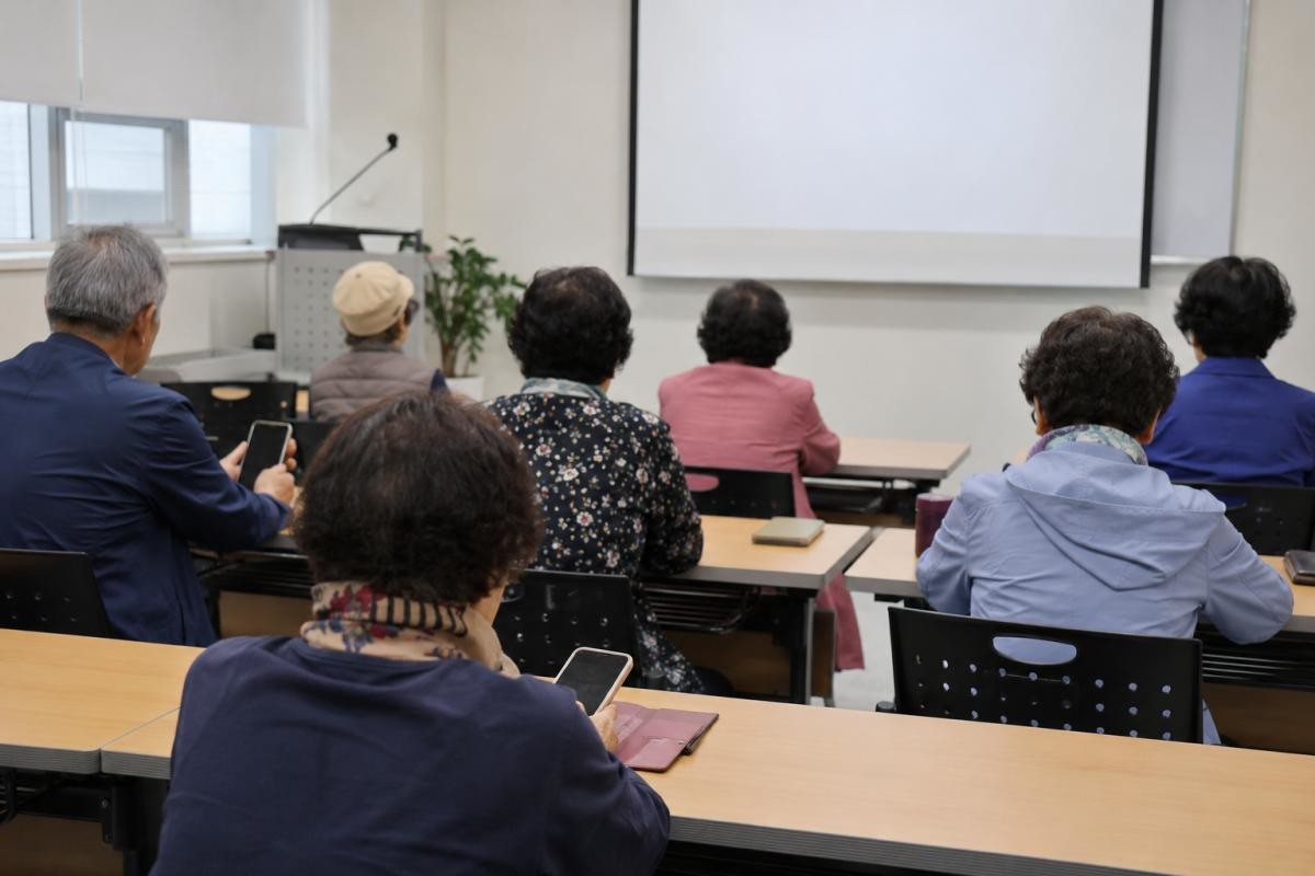 수업 듣는 모습 / 기사 내용을 바탕으로 제작한 AI 이미지