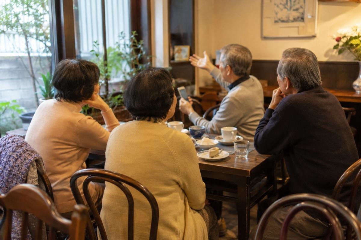 대화화는 모습 / 기사 내용을 바탕으로 제작한 AI 이미지