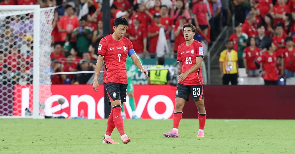 한국 축구 국가대표팀 손흥민과 옌스 등 선수들이 25일 멕시코 몬테레이 스타디움에서 열린 2026 북중미 월드컵 A조 3차전 남아프리카공화국과의 경기에서 실점한 뒤 아쉬워하고 있다.  / 연합뉴스