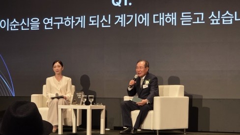 윤동한 콜마회장이 25일 최근 출간한 《이순신의 위대한 경영》 출판회념회 북토크에서 답변하고 있다.