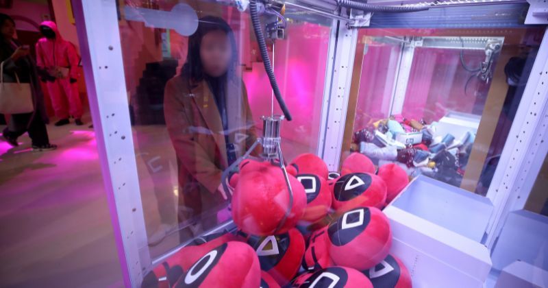 "드라마에서 보던 그 인형뽑기?"…외국인들이 한국 오면 꼭 한 번 해본다는 '인형뽑기방'의 매력
