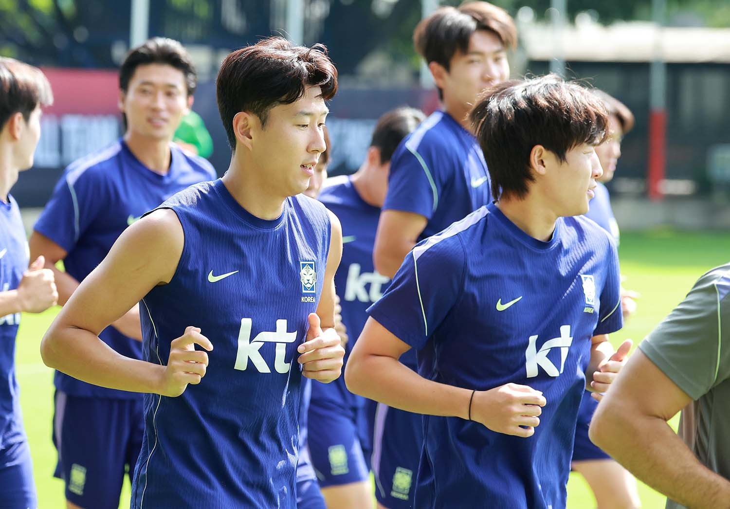 대한민국 축구국가대표팀 손흥민을 비롯한 선수들이 25일(현지시각) 멕시코 과달라하라 인근 대한민국 축구대표팀의 베이스캠프 훈련장인 치바스 바예 베르데에서 회복 훈련하고 있다. / 뉴스1