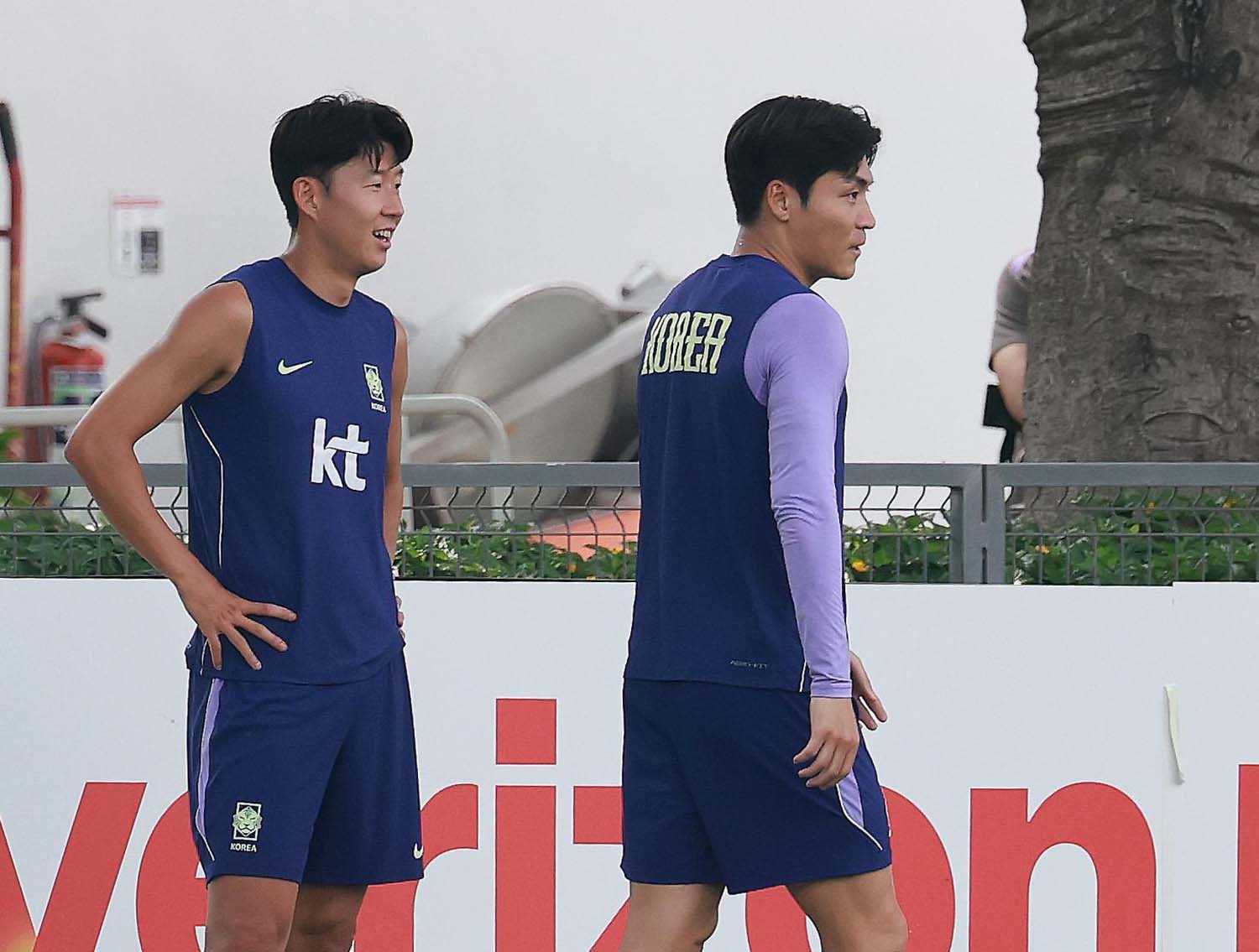 대한민국 축구국가대표팀 손흥민을 비롯한 선수들이 25일(현지시각) 멕시코 과달라하라 인근 대한민국 축구대표팀의 베이스캠프 훈련장인 치바스 바예 베르데에서 회복 훈련하고 있다. / 뉴스1