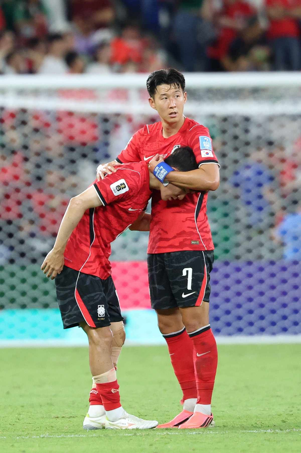 남아공전 졸전에 후배 위로하는 주장 손흥민. / 뉴스1