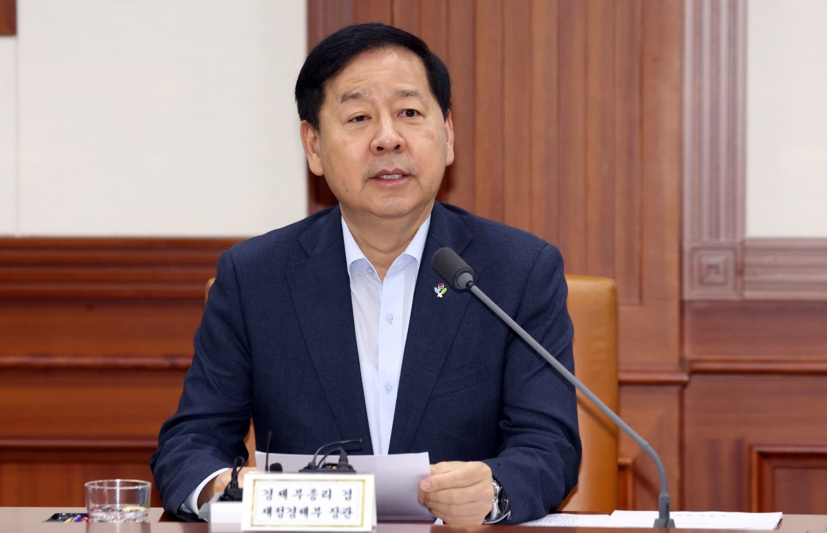 구윤철 경제부총리 겸 재정경제부 장관이 26일 오전 서울 종로구 세종대로 정부서울청사에서 열린 비상경제본부 희의 겸 경제관계장관회의 겸 민생물가 특별관리 관계장관 TF에서 모두 발언을 하고 있다. 이날 회의에서 참석자들은 7차 석유 최고가격 지정(안) 등을 논의했다.  / 뉴스1