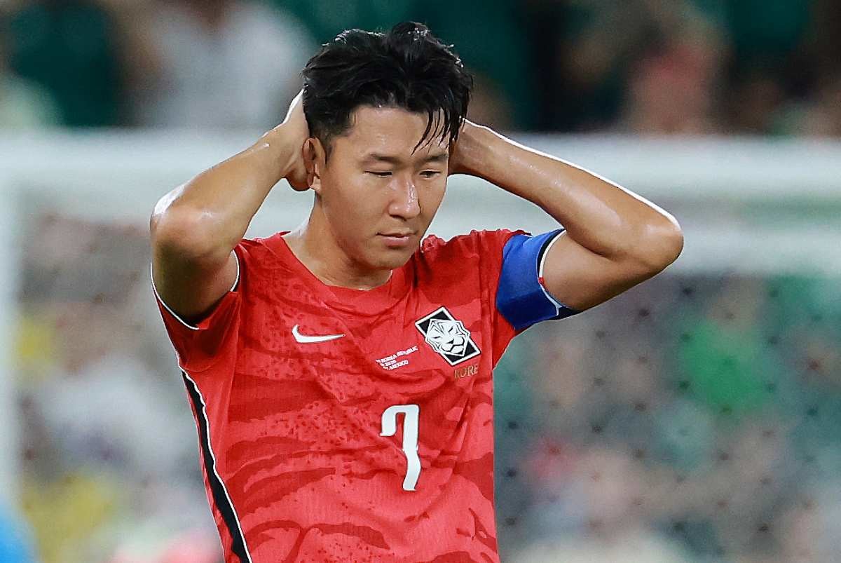 대한민국 축구국가대표팀 손흥민이 24일(현지시간) 멕시코 몬테레이 스타디움에서 열린 2026 북중미 월드컵 A조 조별리그 3차전 대한민국과 남아프리카 공화국의 경기에서 남아공의 타펠로 마세코에게 골을 허용하고 아쉬워하고 있다. / 뉴스1