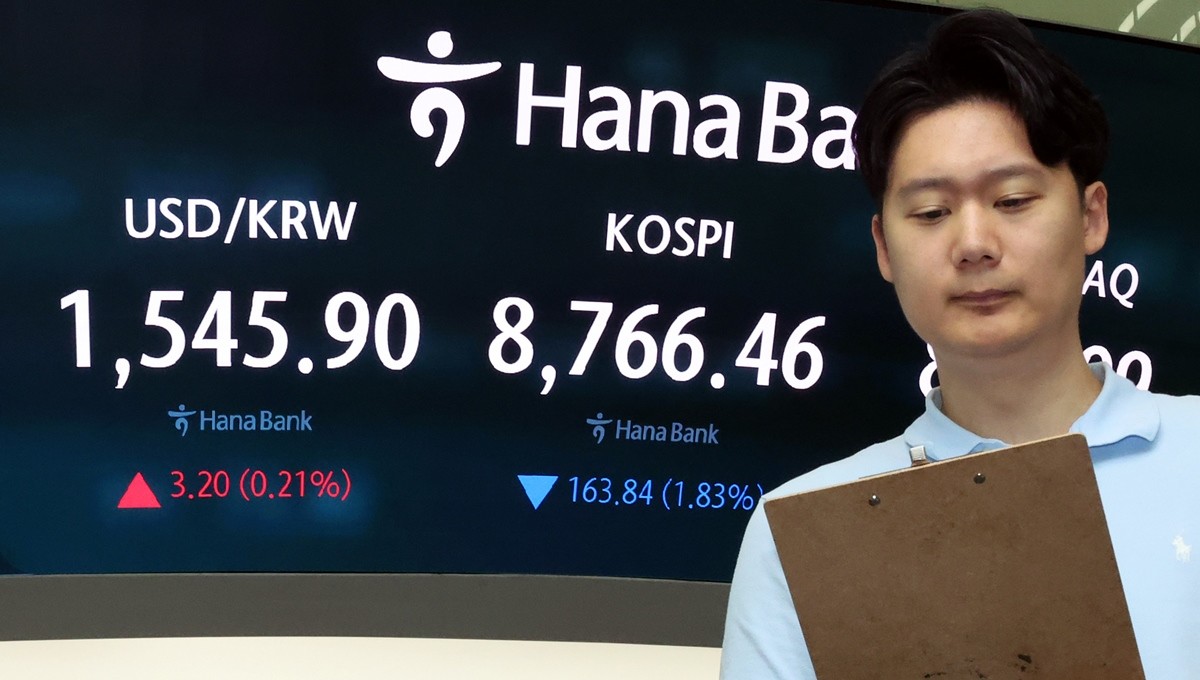 26일 서울 중구 하나은행 본점 딜링룸 전광판에 개장 시황이 나오고 있는 모습 / 뉴스1