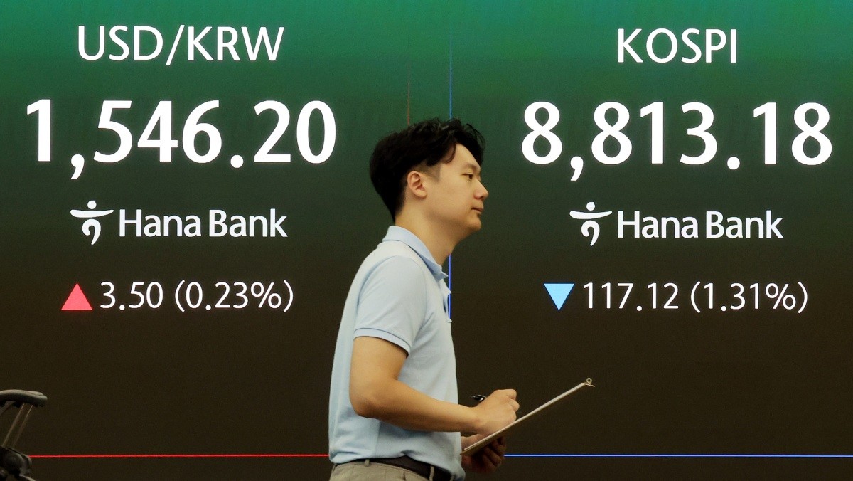 26일 서울 중구 하나은행 본점 딜링룸 전광판에 개장 시황이 나오고 있다. 이날 코스피는 전일 대비 117.12포인트(1.31%) 내린 8813.18로 개장했다. 서울외환시장에서 달러·원 환율은 전 거래일 주간거래 종가 대비 3.50원 오른 1546.20원을 기록했다. / 뉴스1