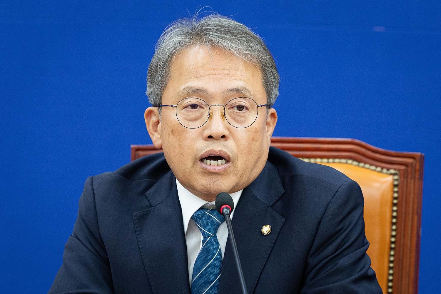 송기헌 더불어민주당 선거제도 개혁 TF 단장이 26일 서울 여의도 국회에서 열린 국민참정권 수호를 위한 선관위개혁TF 6차 회의에서 모두 발언을 하고 있다. / 뉴스1
