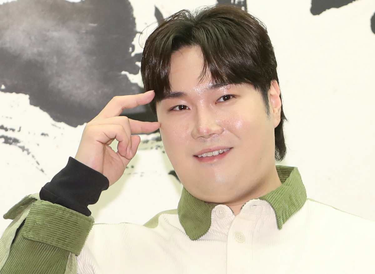 가수 유재환이 2022년 서울 마포구 스탠포드호텔코리아에서 진행된 ENA 새 예능 '효자촌' 제작발표회에서 포즈를 취하고 있다. / 뉴스1
