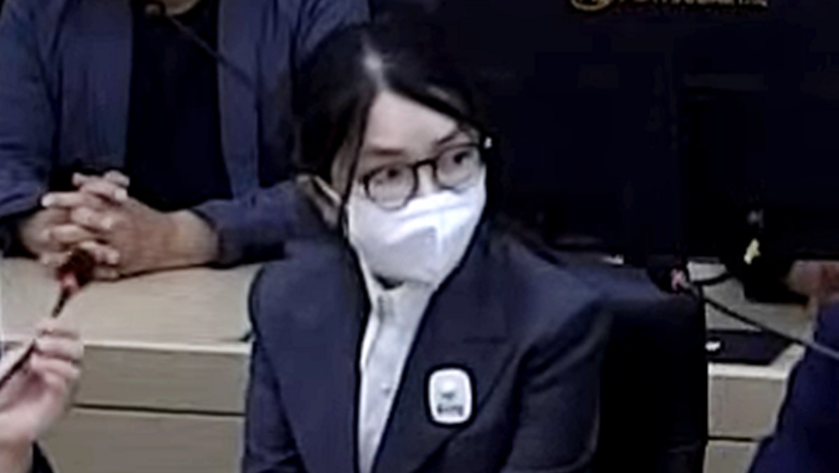 김건희 씨가 26일 서울 서초구 중앙지방법원에서 열린 특정범죄가중처벌등에관한법률위반(알선수재) 부정청탁및금품등수수의금지에관한법률위반 증거인멸 등에 대한 1심 선고 공판에서 선고를 받고 있는 모습 / 뉴스1