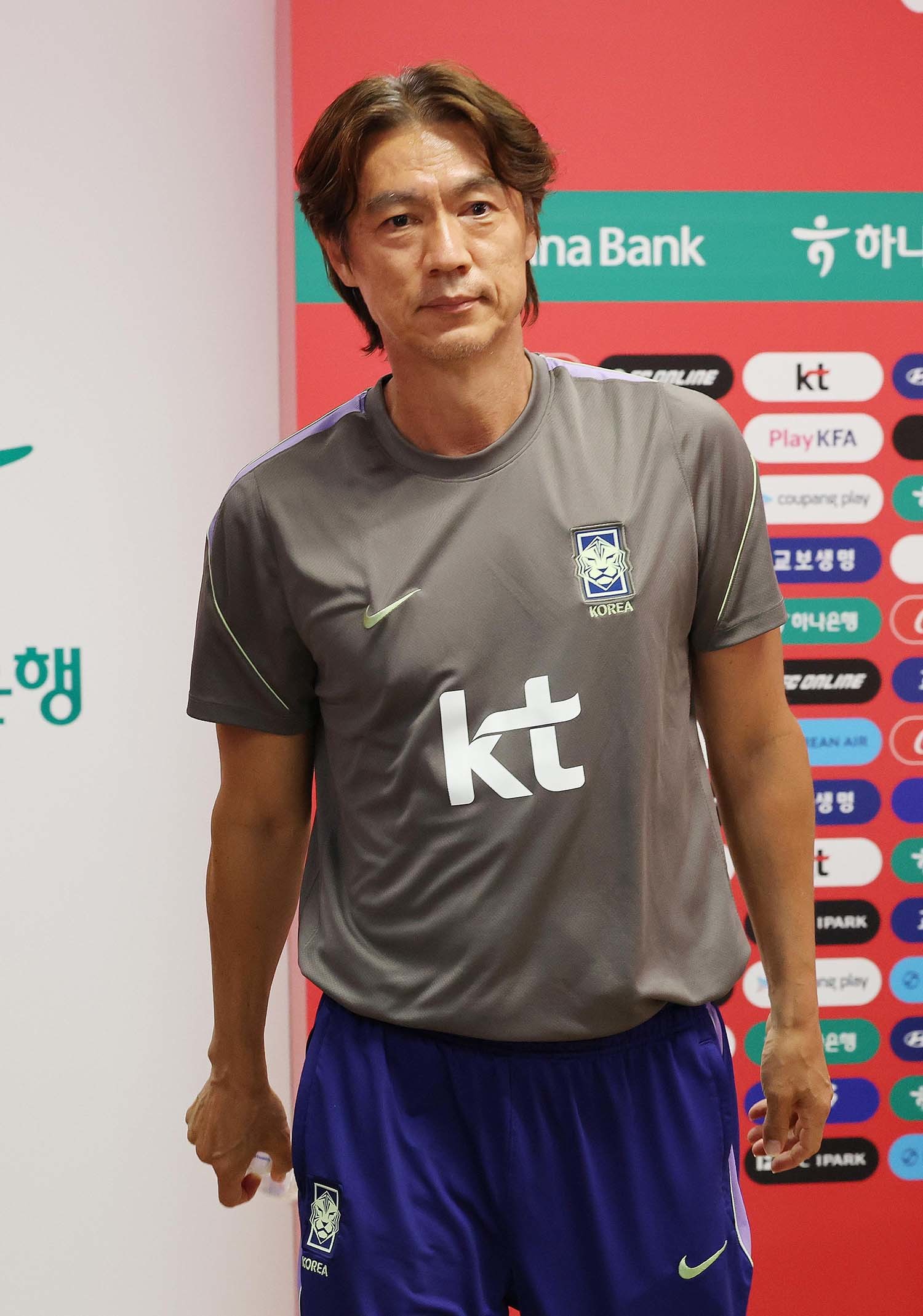 홍명보 대한민국 축구국가대표팀 감독이 25일(현지시각) 멕시코 과달라하라 인근 대한민국 축구대표팀의 베이스캠프 훈련장인 사포판 치바스 바예 베르데에서 훈련에 앞서 열린 인터뷰를 마치고 이동하고 있다. / 뉴스1