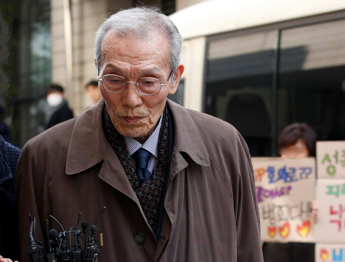 강제추행 혐의로 기소된 배우 오영수(79·본명 오세강)가 15일 오후 경기 수원지방법원 성남지원에서 열린 선고 공판을 마친 뒤 법정을 나서고 있다. 수원지법 성남지원 형사6단독 정연주 판사는 이날 오 씨에게 징역 8개월에 집행유예 2년을 선고하고, 40시간의 성폭력 치료 프로그램 이수를 명령했다.  / 뉴스1