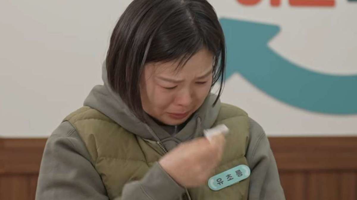자신에게 집착하는 남편이 왜 그럴 수 밖에 없었는지, 과거 남편의 가정 환경 트라우마에 대해 듣고 이해와 공감의 눈물을 흘리는 아내. / JTBC '이혼숙려캠프'