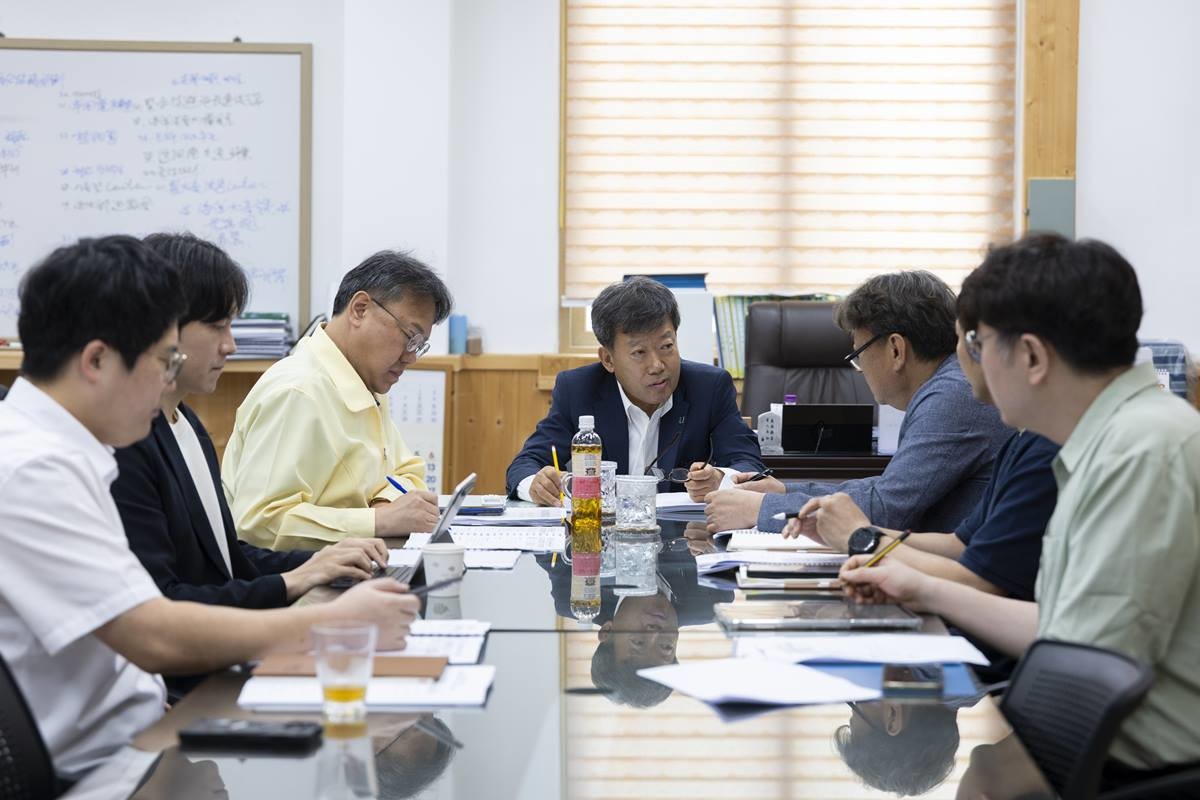 울릉군은 26일 민선8기 군정성과 결산 및 국비확보 대책마련 보고회를 개최했다/울릉군