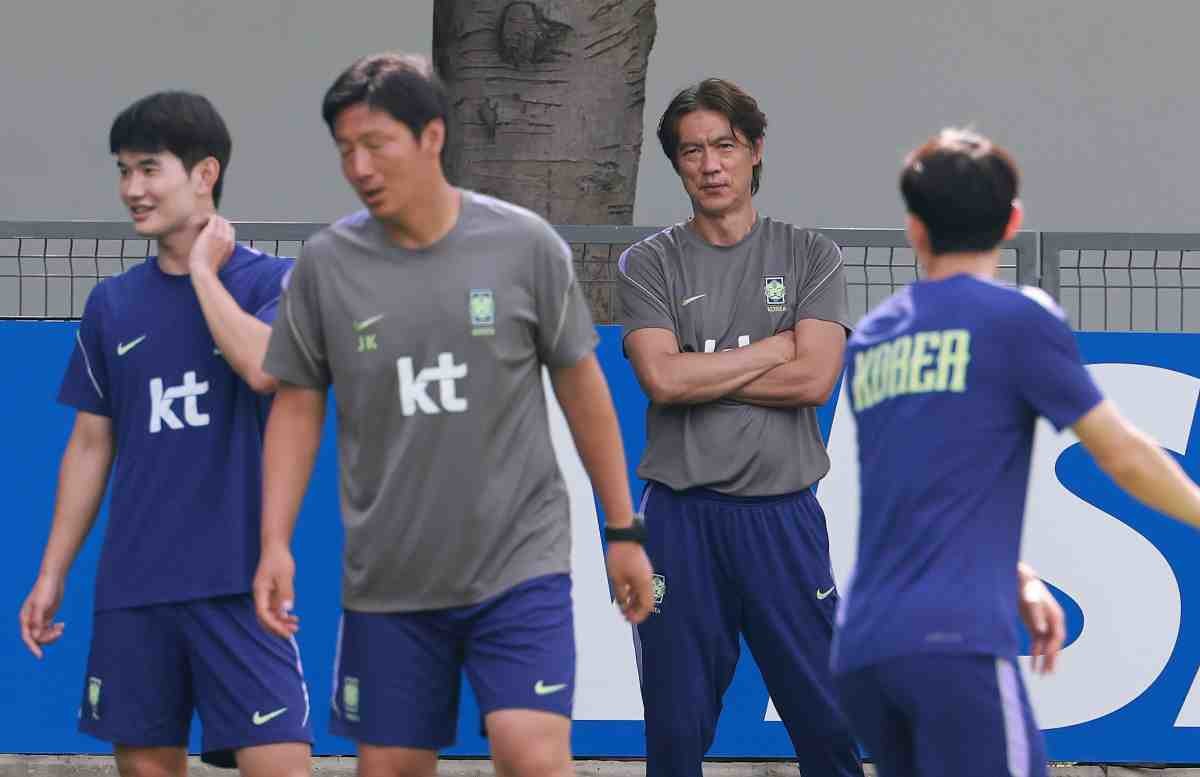 홍명보 대한민국 축구국가대표팀 감독이 25일(현지 시각) 멕시코 과달라하라 인근 대한민국 축구대표팀의 베이스캠프 훈련장인 치바스 바예 베르데에서 선수들의 회복 훈련을 지켜보고 있다. / 뉴스1