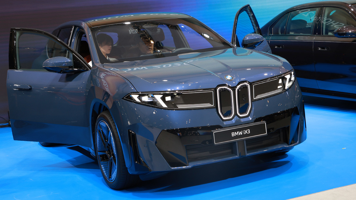 BMW 부스의 중심은 신형 전기 SUV ix3가 차지했다.  / 권혁재 PD