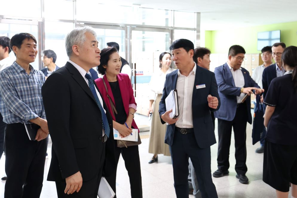 학생들이 직접 찾아가 호소한 기숙사 지연…세종교육감 인수위 현장 점검