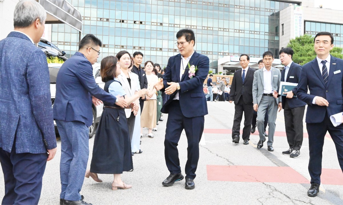 이상익 함평군수 "군민과 함께한 모든 순간이 영광”…군민과 공직자들의 환송 속 퇴임