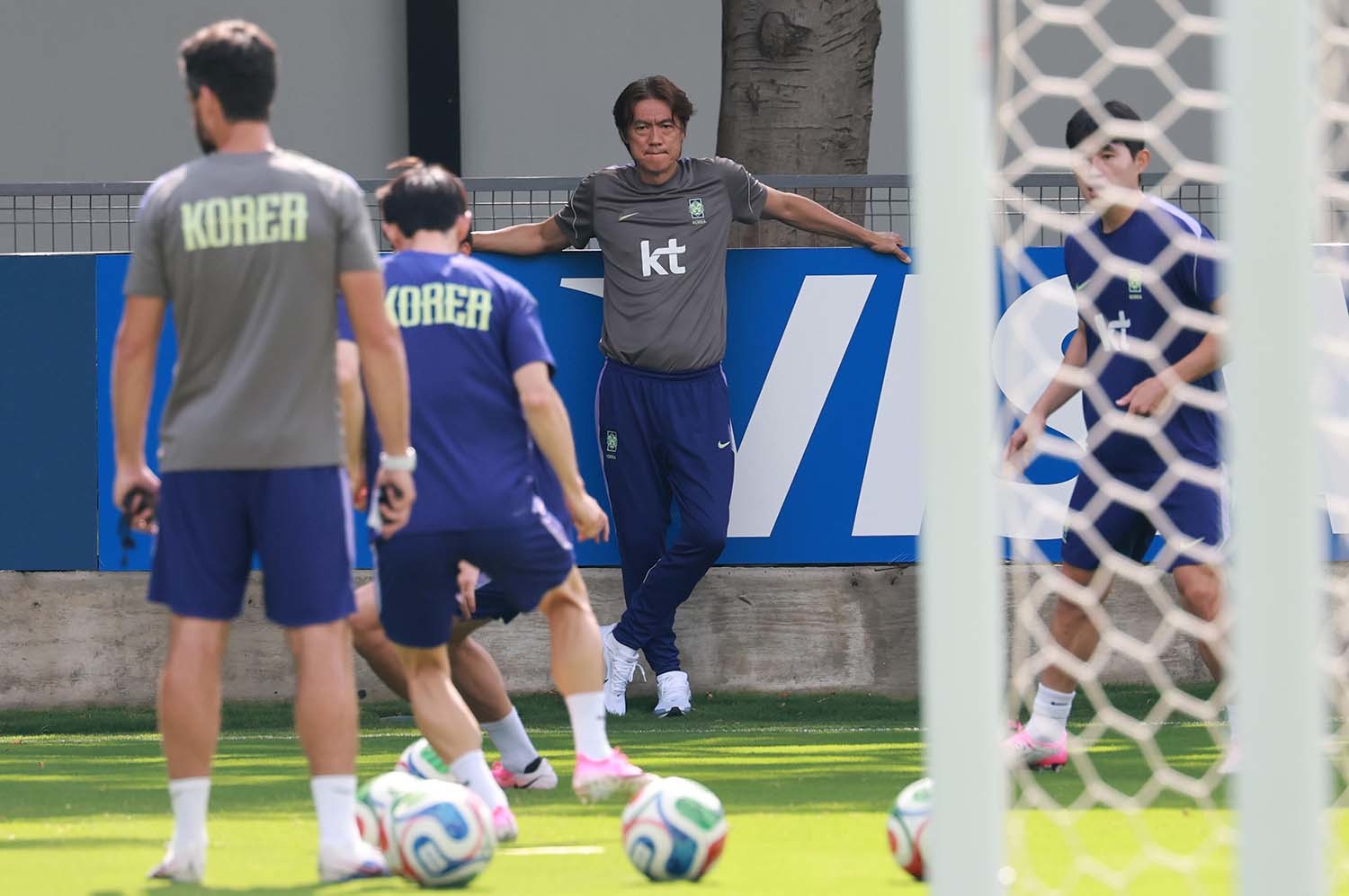 홍명보 대한민국 축구국가대표팀 감독이 25일(현지시각) 멕시코 과달라하라 인근 대한민국 축구대표팀의 베이스캠프 훈련장인 치바스 바예 베르데에서 선수들의 회복 훈련을 지켜보고 있다. / 뉴스1