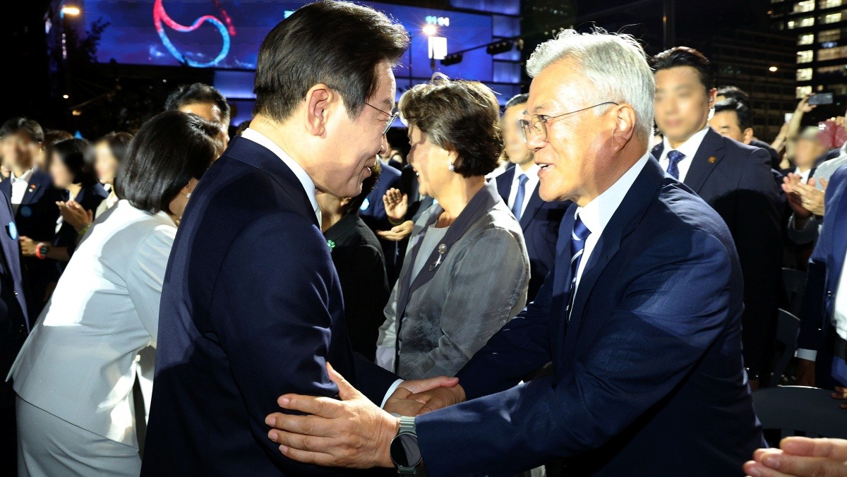 이재명 대통령과 문재인 전 대통령이 2025년 8월 15일 서울 광화문광장에서 열린 제21대 대통령 국민임명식 행사에서 인사하고 있다. / 연합뉴스