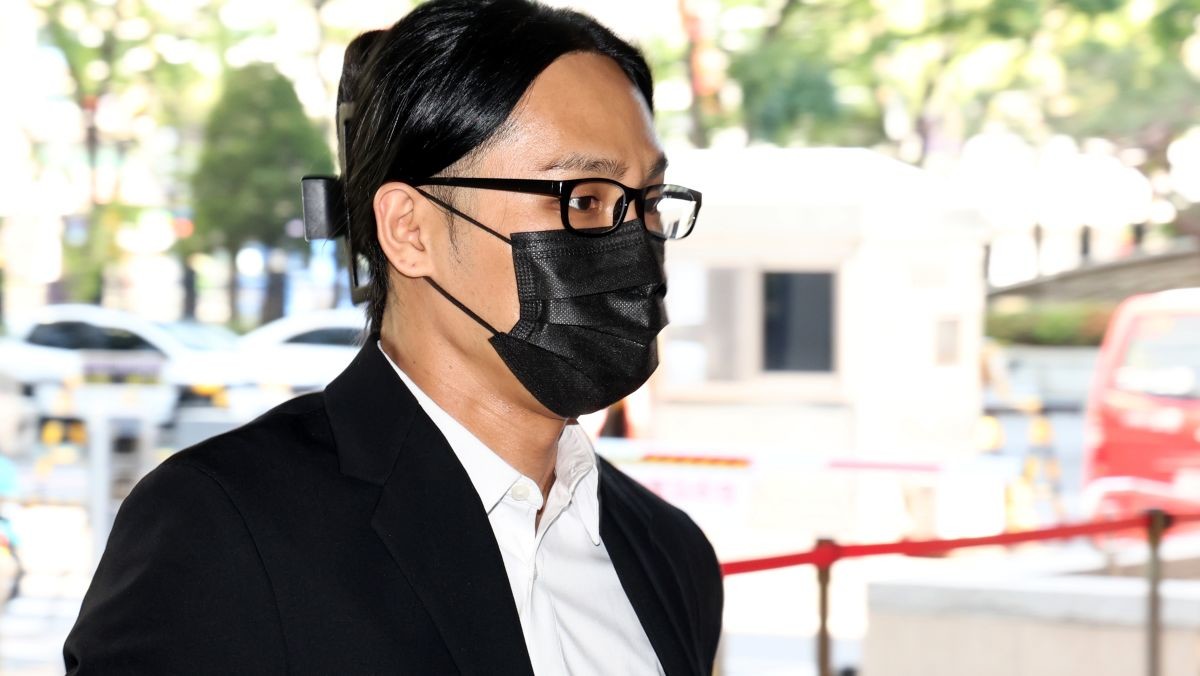 엑스터시와 대마 등 마약을 투약한 혐의로 재판에 넘겨져 1심에서 징역형 집행유예를 선고 받은 래퍼 식케이(본명 권민식)가 지난 4월 30일 오전 서울 마포구 서울서부지방법원에서 열린 항소심 선고공판에 출석하고 있는 모습. / 뉴스1