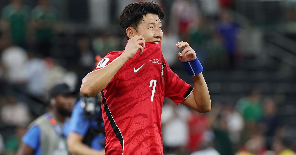 한국 축구 대표팀 주장 손흥민(LAFC). 사진은 한국 축구 국가대표팀 주장 손흥민이 지난 25일(한국 시각) 멕시코 몬테레이 스타디움에서 열린 2026 북중미 월드컵 A조 3차전 남아프리카공화국과의 경기에서 0대1로 패배한 뒤 아쉬워 하고 있는 모습 / 연합뉴스