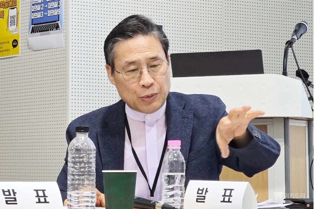 장헌일 박사가 발제를 하고 있다.    장 박사는 예산 부족 문제를 해결하는 현실적 방안으로 종교시설 활용을 제안했다./    한국행정학회