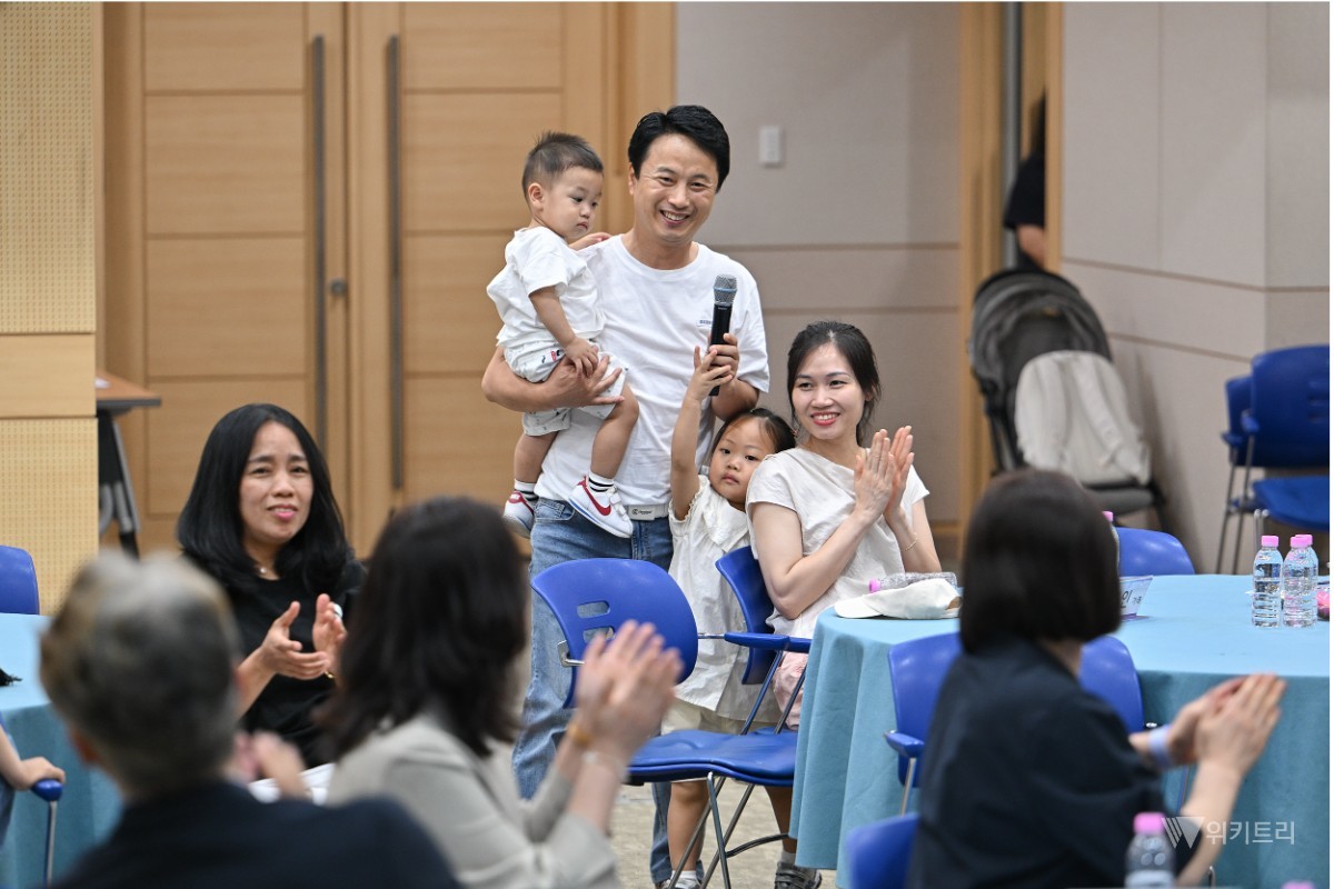 광주 서구(구청장 김이강)는 27일 서구청 들불홀에서 서구아너스, 다문화가족 등이 참석한 가운데 ‘엄마나라 외갓집 방문 소감공유회’를 개최했다. / 광주시 서구