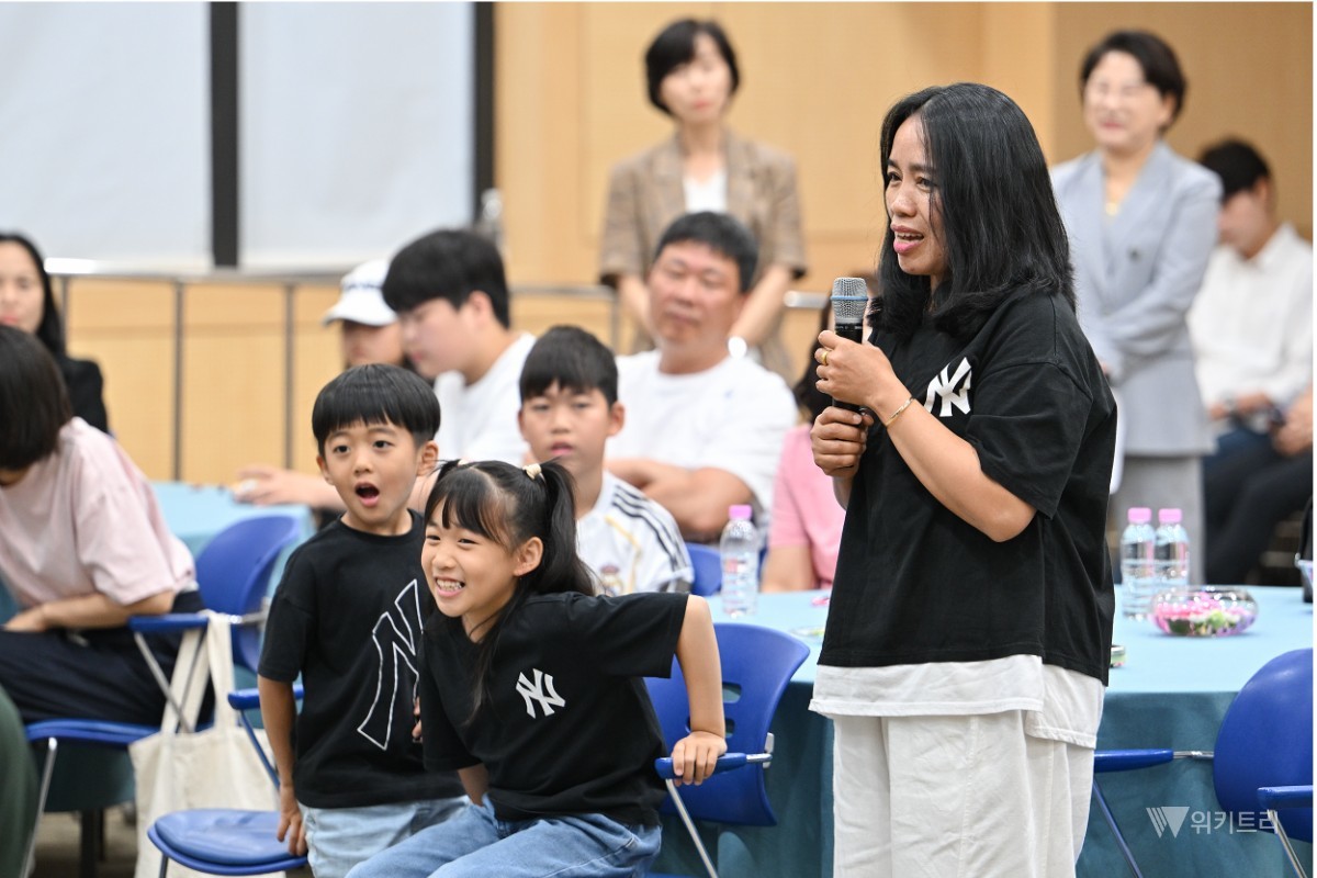 광주 서구(구청장 김이강)는 27일 서구청 들불홀에서 서구아너스, 다문화가족 등이 참석한 가운데 ‘엄마나라 외갓집 방문 소감공유회’를 개최했다. / 광주시 서구
