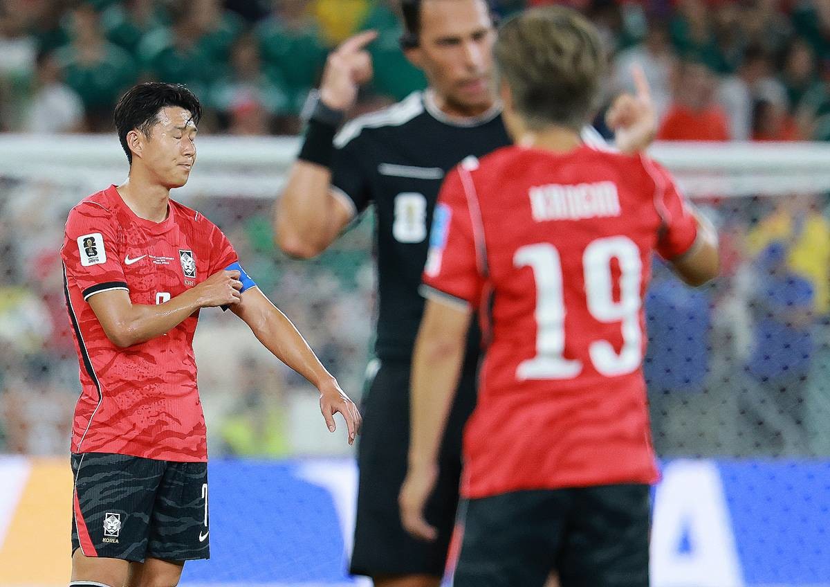 대한민국 축구국가대표팀 송흥민이 지난 24일(현지시간) 멕시코 몬테레이 스타디움에서 열린 2026 북중미 월드컵 A조 조별리그 3차전 대한민국과 남아프리카 공화국의 경기에서 아쉬워하고 있다. 이날 경기는 대한민국이 남아공을 상대로 0-1로 패배했다 / 뉴스1