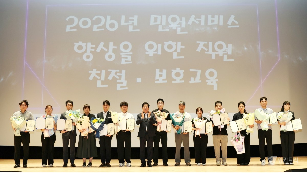 고흥군은 지난 26일 지역 문화의 중심지인 고흥문화회관 김연수실에서 군 소속 공직자 500여 명이 대거 참석한 가운데 ‘2026년 민원서비스 향상을 위한 직원 친절·보호 교육’을 성황리에 개최했다. / 고흥군