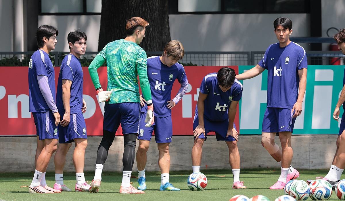 한국 축구 국가대표팀 이강인을 비롯한 선수들이 27일(현지시간) 멕시코 과달라하라 인근 사포판 치바스 바예 베르데 훈련장에 마련된 베이스캠프에서 훈련을 하고 있다 / 뉴스1