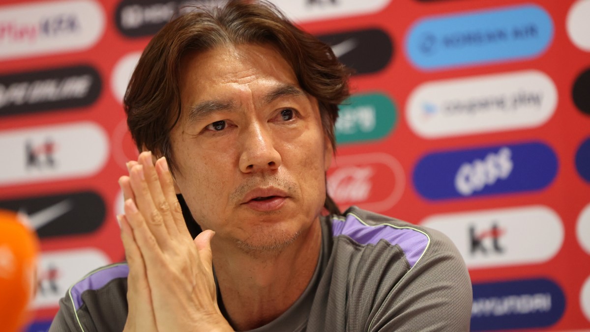 2026 북중미 월드컵 A조 조별리그 3차전에서 남아공에 패해 32강 합류를 위해 다른 조의 결과를 기다리고 있는 한국 축구국가대표팀이 지난 25일(현지시간) 팀 베이스캠프인 멕시코 과달라하라로 돌아와 사포판 치바스 바예 베르데에서 회복훈련을 했다. 훈련에 앞서 홍명보 감독이 기자의 질문에 답하고 있다.  / 연합뉴스
