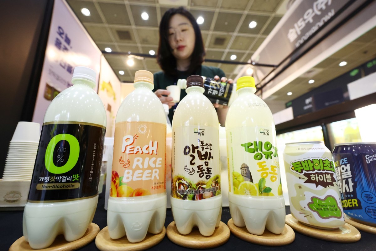 4월 16일 서울 강남구 코엑스에서 열린 '대한민국맥주박람회&드링크 서울'에서 무알콜 막걸리 등 다양한 막걸리 제품이 전시되어 있다. / 연합뉴스