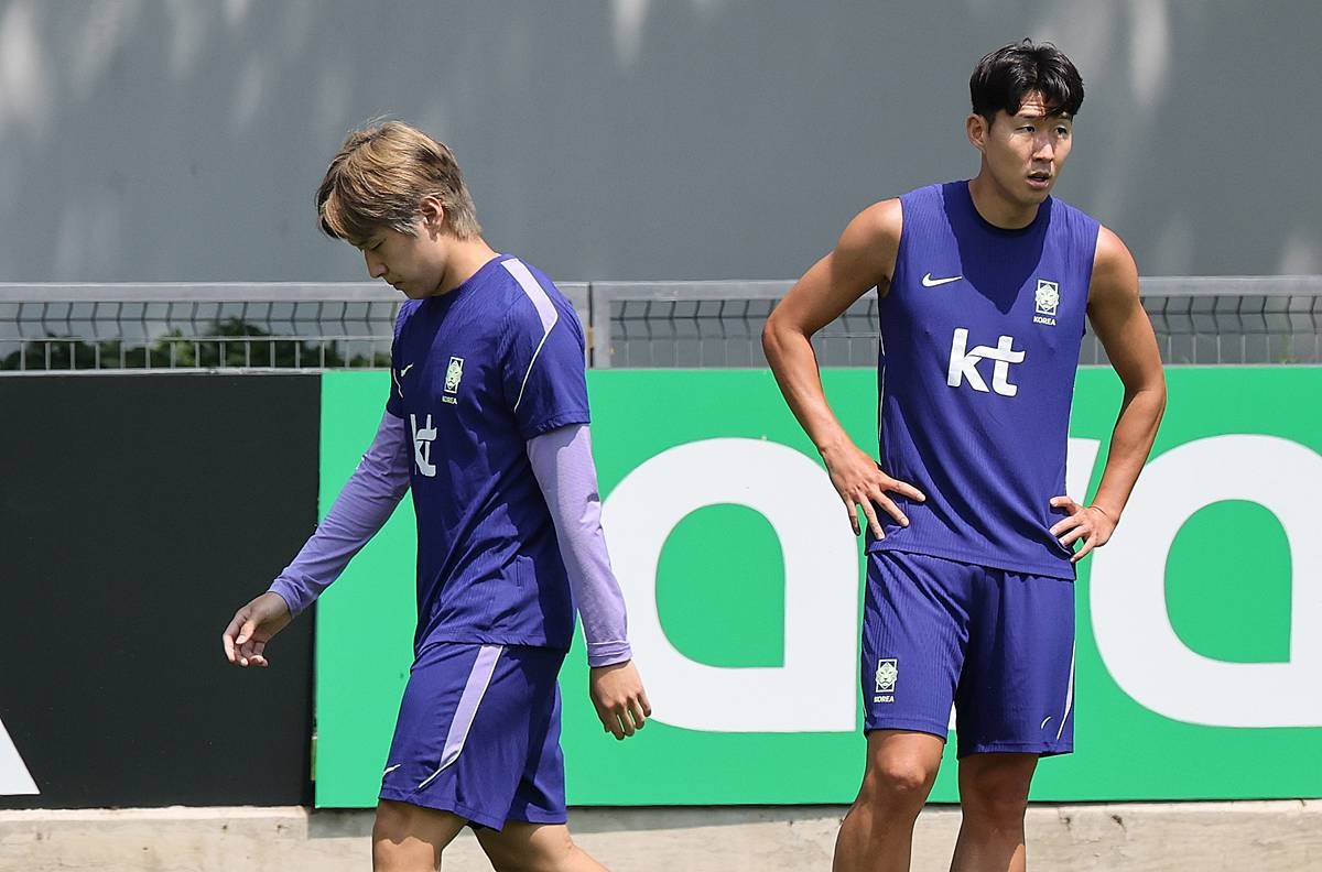대한민국 축구국가대표팀 손흥민과 이강인이 27일(현지시간) 멕시코 과달라하라 인근 대한민국 축구대표팀의 베이스캠프 훈련장인 치바스 바예 베르데에서 훈련을 하고 있다. 이날 미국 애틀랜타 스타디움에서 열린 2026 FIFA 월드컵 K조 콩고 민주공화국과 우즈베키스탄의 경기에서 콩고 민주공화국이 우즈베키스탄을 3대 1로 이기면서 한국은 조 3위 팀 간 순위 경쟁에서 8위 밖으로 밀리며 32강 탈락이 확정됐다 / 뉴스1