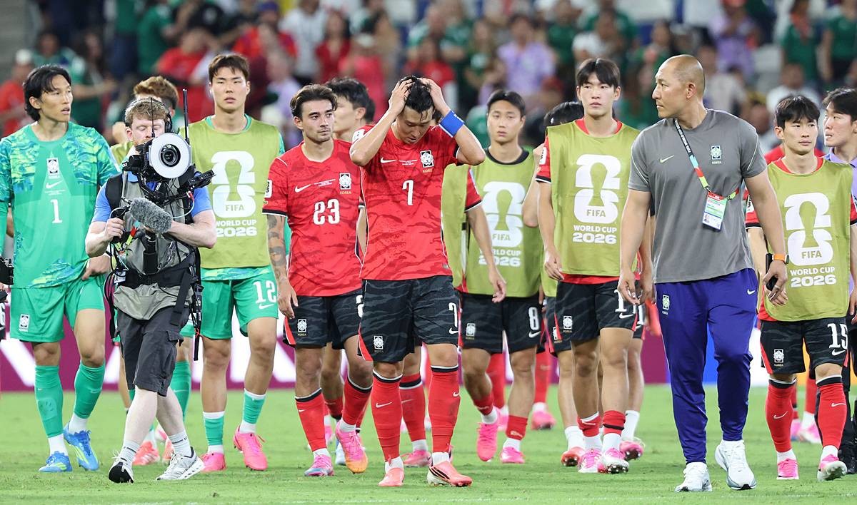 대한민국 축구국가대표팀 손흥민이 지난 24일(현지시간) 멕시코 몬테레이 스타디움에서 열린 2026 북중미 월드컵 A조 조별리그 3차전 대한민국과 남아프리카 공화국의 경기에서 0-1로 패한 뒤 아쉬워 하고 있다 / 뉴스1