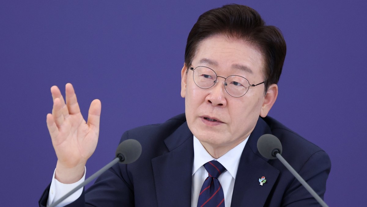 이재명 대통령이 지난 26일 청와대에서 열린 '미래신안보 혁신기업 육성전략' 회의에서 발언하고 있다. / 연합뉴스
