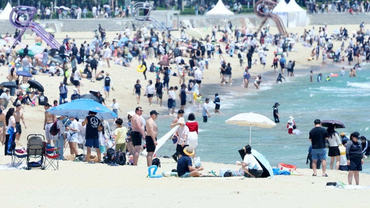 28일 개장 후 첫 주말을 맞은 부산 해운대구 해운대해수욕장에서 피서객들이 더위를 식히고 있다.  / 연합뉴스