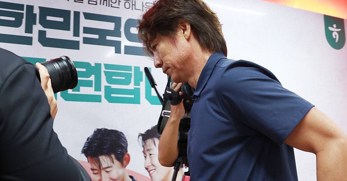 “그렇게 망쳐놓고...” 홍명보 감독 사퇴 기자회견 직후 포착된 '이 행동', 말 나오는 중